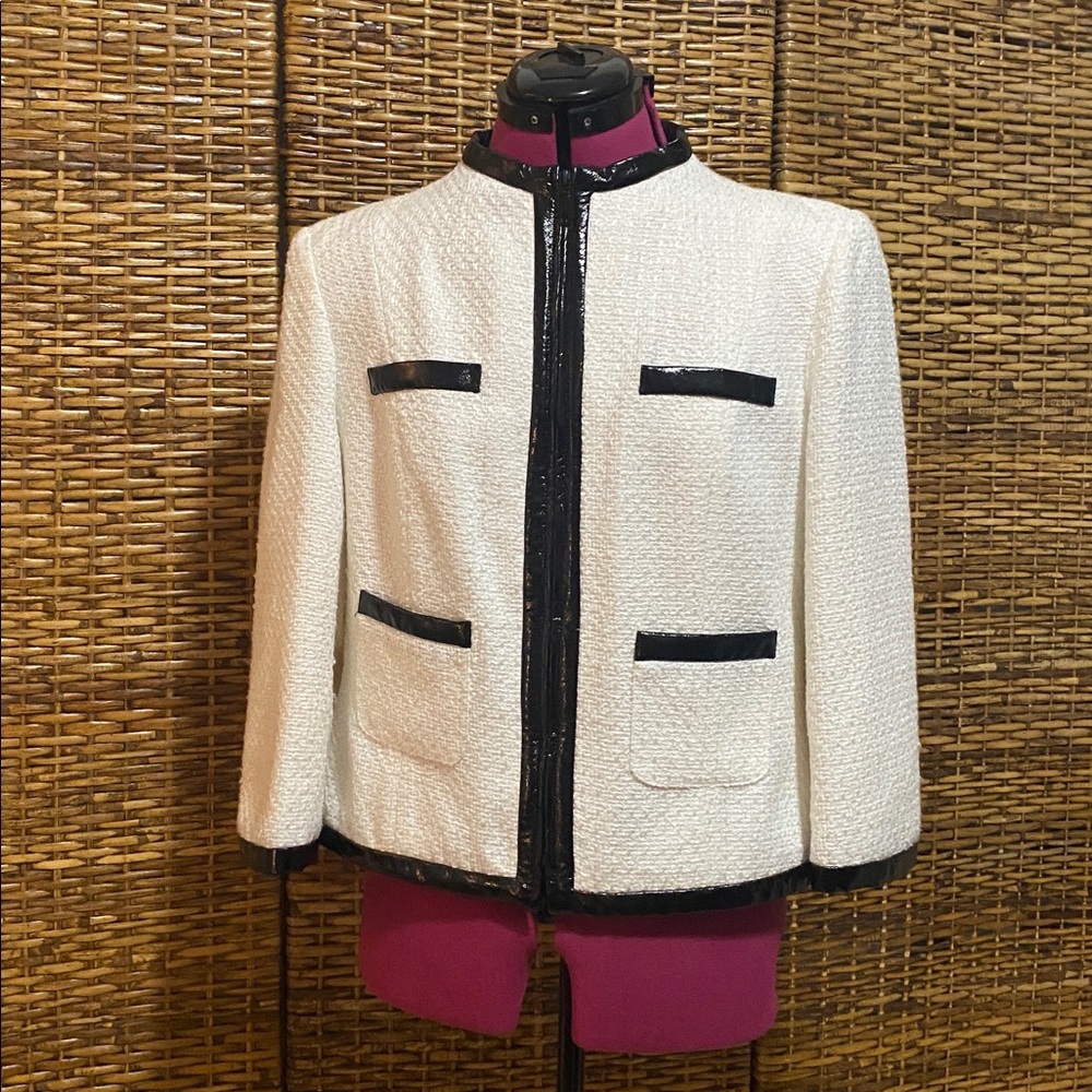 EUC MAGGY‎ LONDON white tweed black trim Chanel style zip up Blazer jacket L